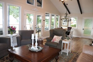 Smart TV, chimenea, Netflix y libros