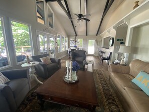 Smart TV, chimenea, Netflix y libros