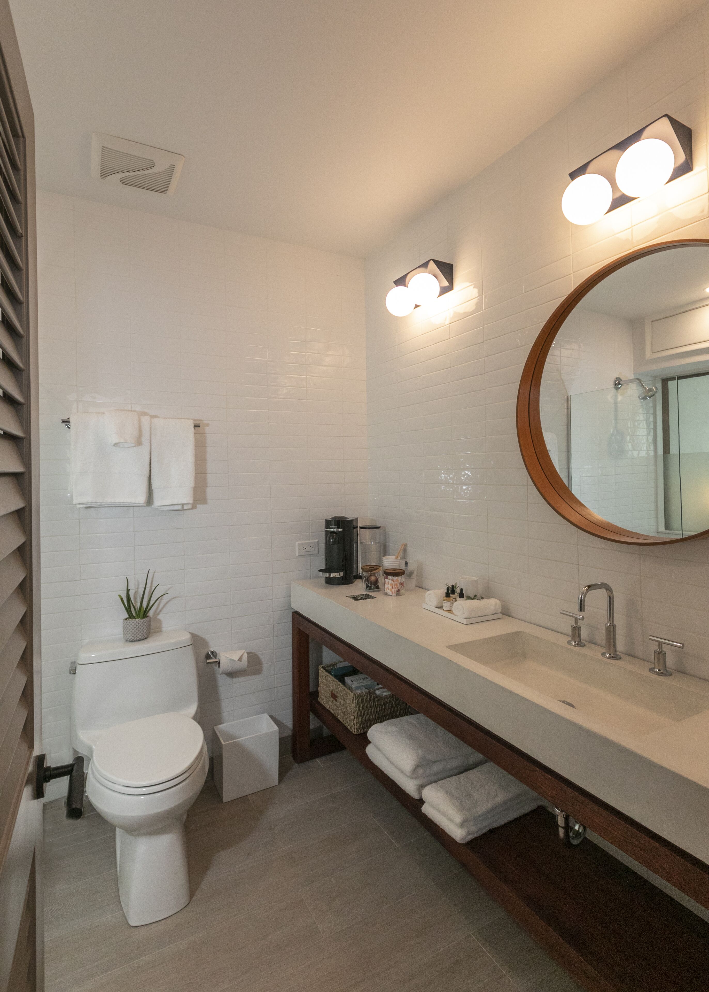 premium single room | bathroom | shower, towels
