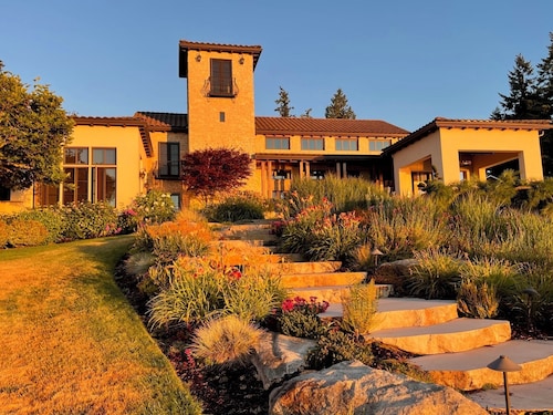 Romantic Private & Detatched Guest Home behind the gates of a Chateau on the Sea