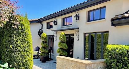 Romantic Private & Detatched Guest Home behind the gates of a Chateau on the Sea