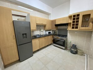 Fridge, microwave, electric kettle, cookware/dishes/utensils - Feel @ Home (Maputo)