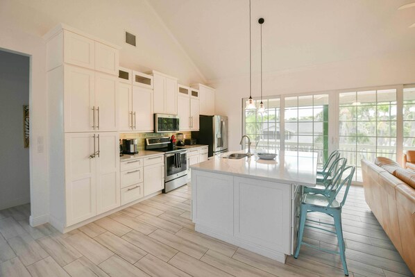 Réfrigérateur, micro-ondes, four, plaque de cuisson