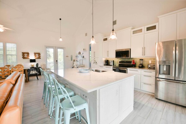 Kylskåp, mikrovågsugn, ugn och spishäll