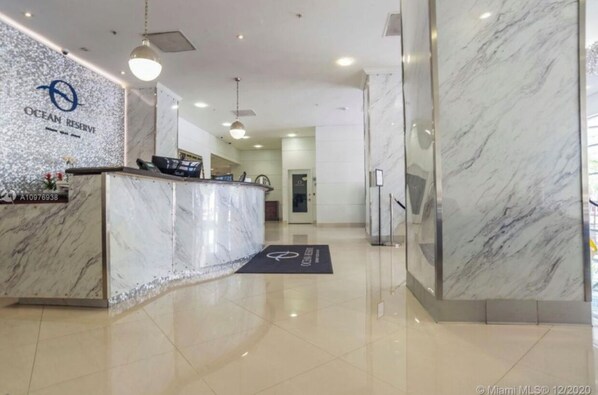 Lobby - Bright/Stylish 2 BR Condo Stunning View Of Ocean (Sunny Isles Beach)