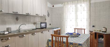 Fridge, oven, stovetop, coffee/tea maker