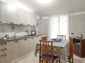 Réfrigérateur, four, plaque de cuisson, cafetière/bouilloire