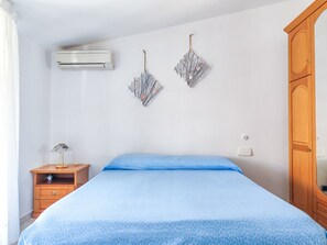 2 habitaciones, tabla de planchar con plancha y cuna de viaje 