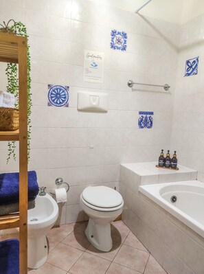 Haartrockner, Bidet, Handtücher, Seife