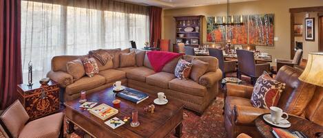 Flatscreentelevisie, een open haard, videospelletjes en een kantoor