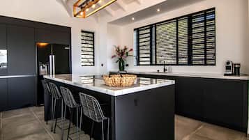 Jääkaappi, mikroaaltouuni, uuni, liesi