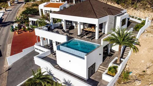 Bono Beach Villa for 10 people 2 min walk from Bluebay Beach!