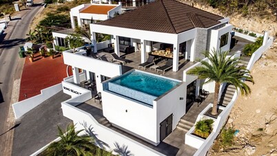 Bono Beach Villa for 10 people 2 min walk from Bluebay Beach!