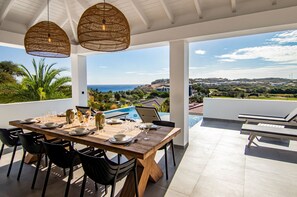 Outdoor dining - Bono Beach Villa for 10 people 2 min walk from Bluebay Beach! (Sint Michiel, Blue Bay Resort)