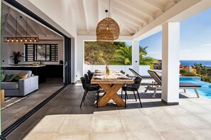 Outdoor dining - Bono Beach Villa for 10 people 2 min walk from Bluebay Beach! (Sint Michiel, Blue Bay Resort)