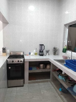 Fridge, stovetop, blender, cookware/dishes/utensils