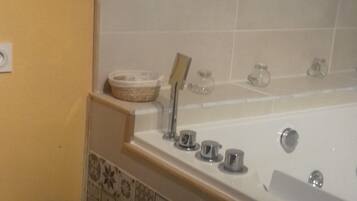 Dusche, Whirlpool, Haartrockner, Handtücher