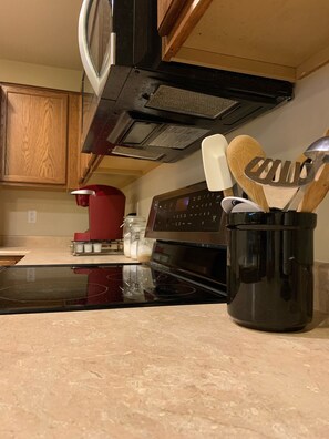 Microondas, lavavajillas, cafetera y tetera y utensilios de cocina 