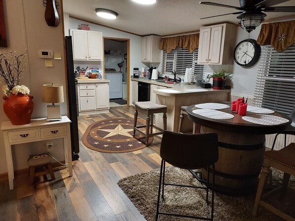 Réfrigérateur, micro-ondes, four, plaque de cuisson