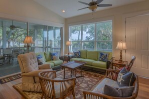 House, 2 Bedrooms | Living room