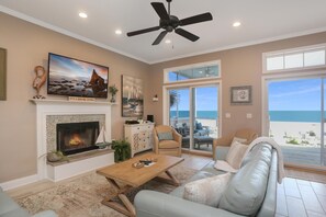 House, Multiple Beds (Coastal Cove) | Living area