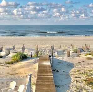 Casa, varias camas (Coastal Cove) | Playa | En la playa