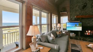 House, Multiple Beds (Coastawhile) | Living area