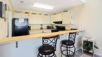 House, Multiple Beds (Coastal Sunshine) | Private kitchen