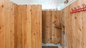 Een houten sauna met een bank en een plank.