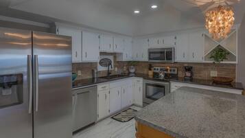 Condo, 2 Bedrooms | Private kitchen