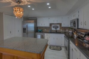 Condo, 2 Bedrooms | Private kitchen - The Posh Pearl by Pristine Properties (Pensacola)