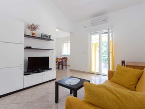 TV, table tennis - Apartment Rosi with pool in Porec (Poreč)