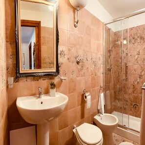 Bathtub, bidet - Townhome (Viterbo)