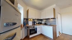 Kühlschrank, Mikrowelle, Ofen, Herdplatte