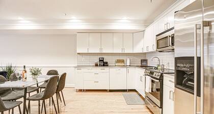 Spacious, Modern Luxury 2 bed, 2 bath w/ Spectacular Rooftop!