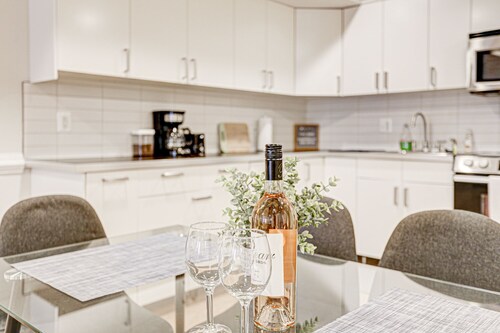 Spacious, Modern Luxury 2 bed, 2 bath w/ Spectacular Rooftop!