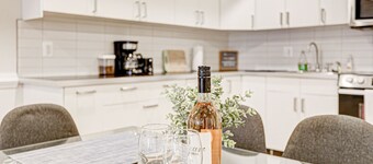 Spacious, Modern Luxury 2 bed, 2 bath w/ Spectacular Rooftop!
