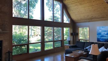 Smart TV, lareira, pebolim