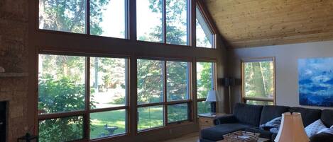 Smart-tv, eldstad och bordsfotboll