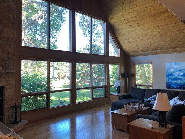 TV connectée, cheminée, baby-foot