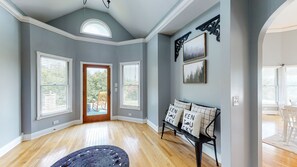 Smart TV, chimenea, futbolito y tenis de mesa 