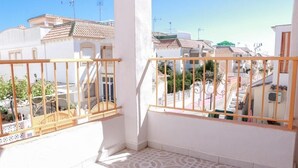 A balcony with a tiled floor and a railing. - manewelacasa (torrevieja)