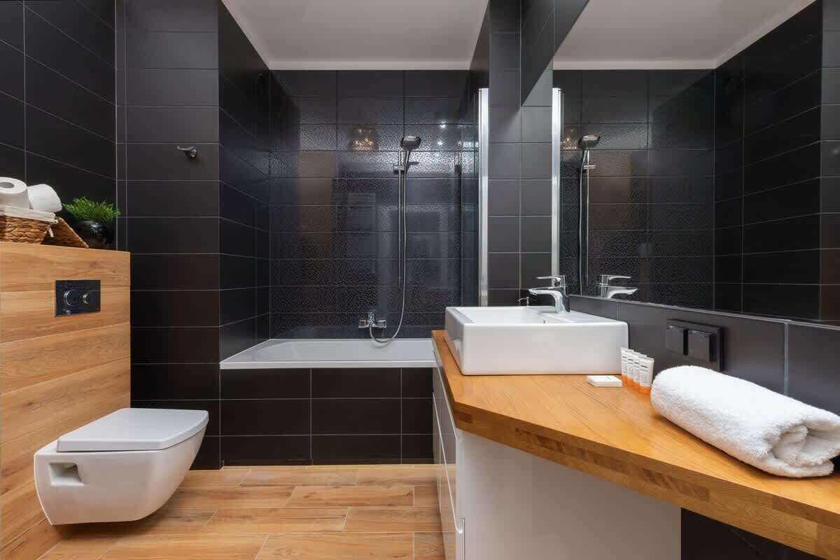 Dusche, Haartrockner, Handtücher, Shampoo