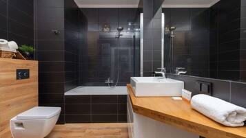 Dusche, Haartrockner, Handtücher, Shampoo