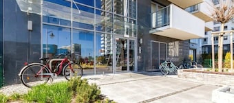 Modern Apartment | Parking | Balcony | Close to the Beach