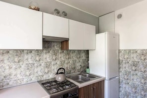 Réfrigérateur, four à micro-ondes, un four, surface de cuisson
