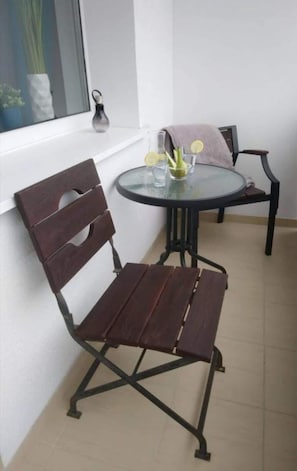 Outdoor dining - Spacious Apartment | Balcony and Workspace (Gdansk)