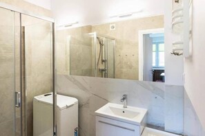 Shower, hair dryer, towels, shampoo - Spacious Apartment | Balcony and Workspace (Gdansk)