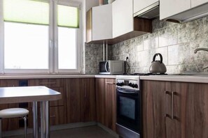 冰箱、微波炉、烤箱、炉灶