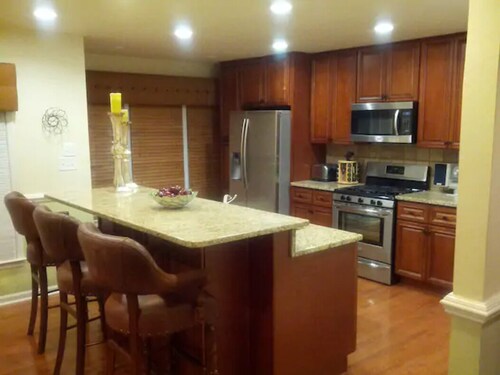 Mini Mansion 4,100 sf NCSU/Downtown, 6br, 10 beds